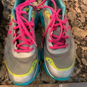 Womens underarmour tennis shoes